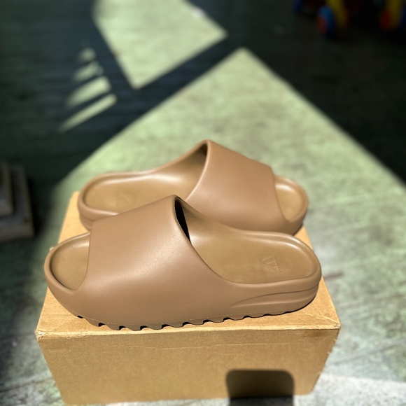 Yeezy slide core size 10 - Picture 1 of 4